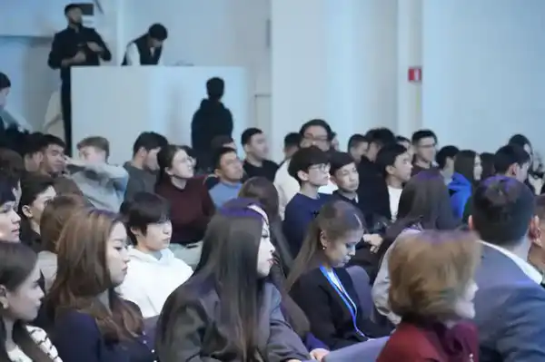 «Закон и порядок»: звезды команды КВН «Астана» рассказали студентам о вреде наркотиков (10)