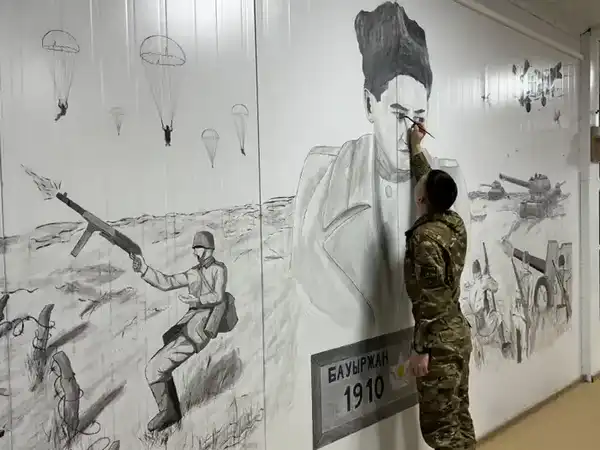 Служба в строю и искусство: матрос морской пехоты создает картины о героях истории Казахстана (3)