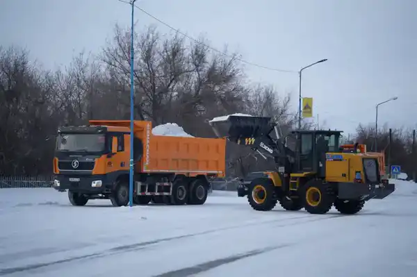 В области Абай на постоянной основе проводятся работы по уборке и вывозу снега (10)