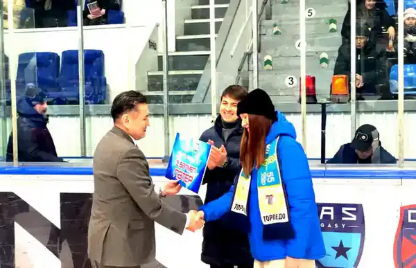 Чемпионке XXV летних Сурдлимпийских игр Фаине Мейрмановой аким ВКО вручил сертификат от квартиры (2)