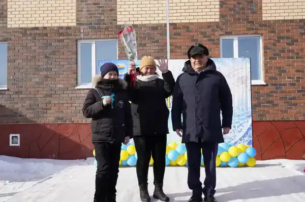 Ключи от новых квартир вручили жителям г. Макинска (4)