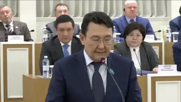 Председатель маслихата области Абай Шалкар Байбеков выступил на заседании Комиссии по конституционной реформе (5)