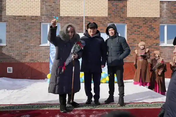 Ключи от новых квартир вручили жителям г. Макинска (3)