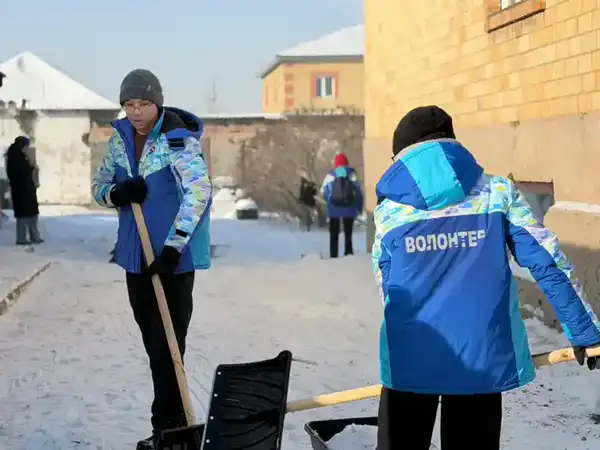 В рамках экоакции «Таза Қазақстан» волонтёры очистили дворы пожилых жителей столицы от снега (3)