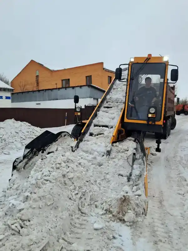 В Астане в снегоуборочных работах задействовано около 1,7 тысячи единиц спецтехники (10)
