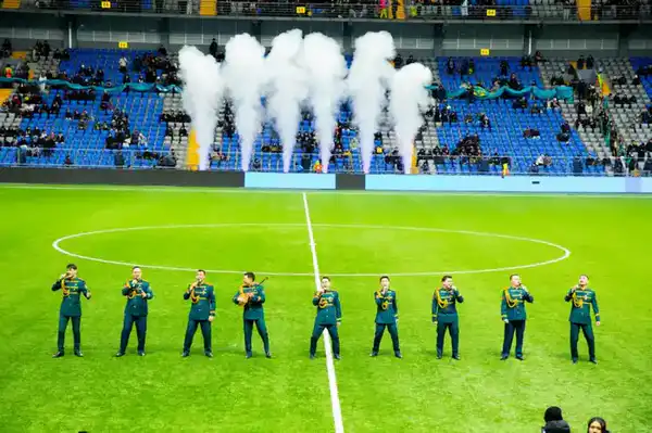 Масштабную патриотическую акцию в поддержку конституционных реформ провели во время футбольного матча в Астане (5)