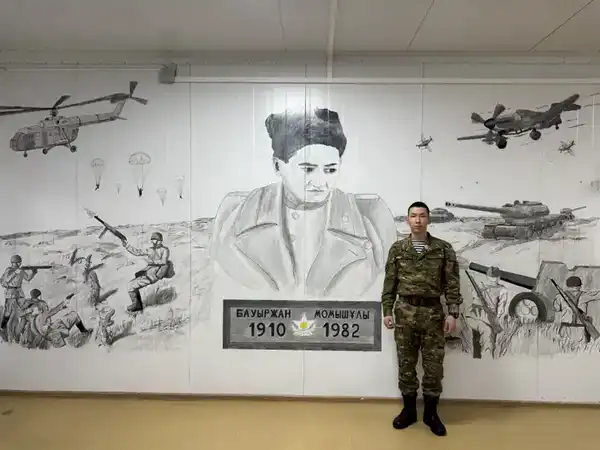 Служба в строю и искусство: матрос морской пехоты создает картины о героях истории Казахстана (5)