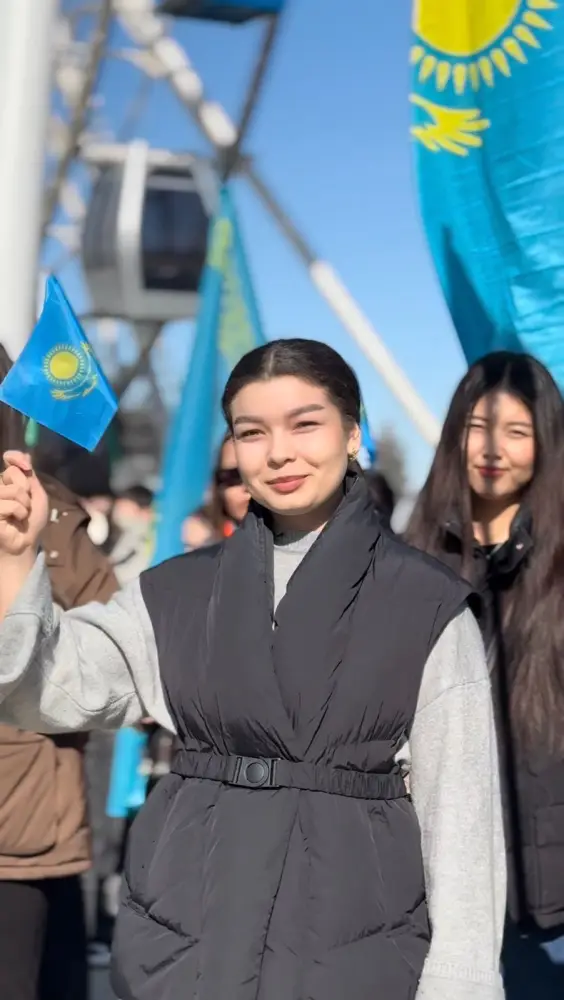 В Алматы прошел масштабный патриотический флешмоб (3)