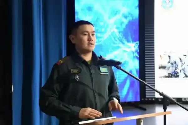 Столичные спасатели рассказали школьникам о своей службе (9)