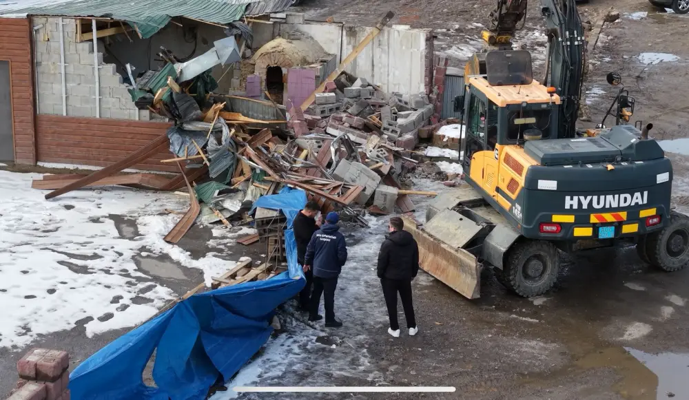 В Алматы сносят незаконную автомойку (2)