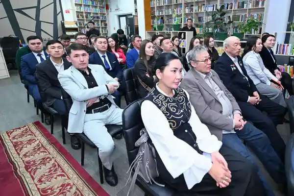 Аким области встретился с местными поэтами и писателями (8)