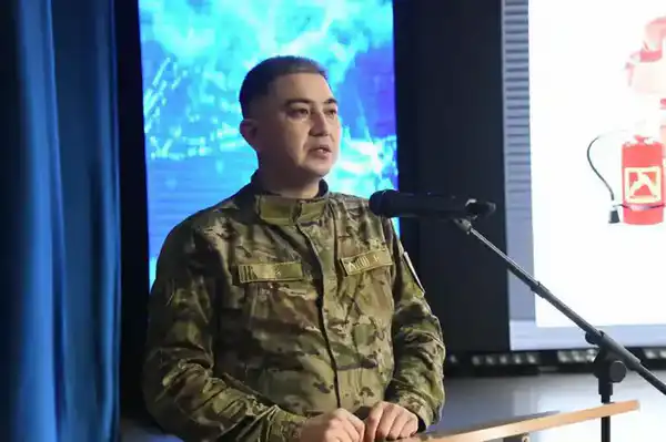 Столичные спасатели рассказали школьникам о своей службе (6)