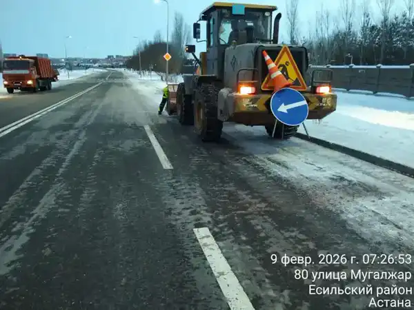 Около двух тысяч дорожных рабочих задействовано в снегоуборке в Астане (10)