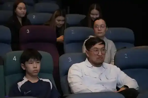 «Закон и порядок»: о вреде наркотиков рассказали посетителям и сотрудникам столичного ТРЦ (3)