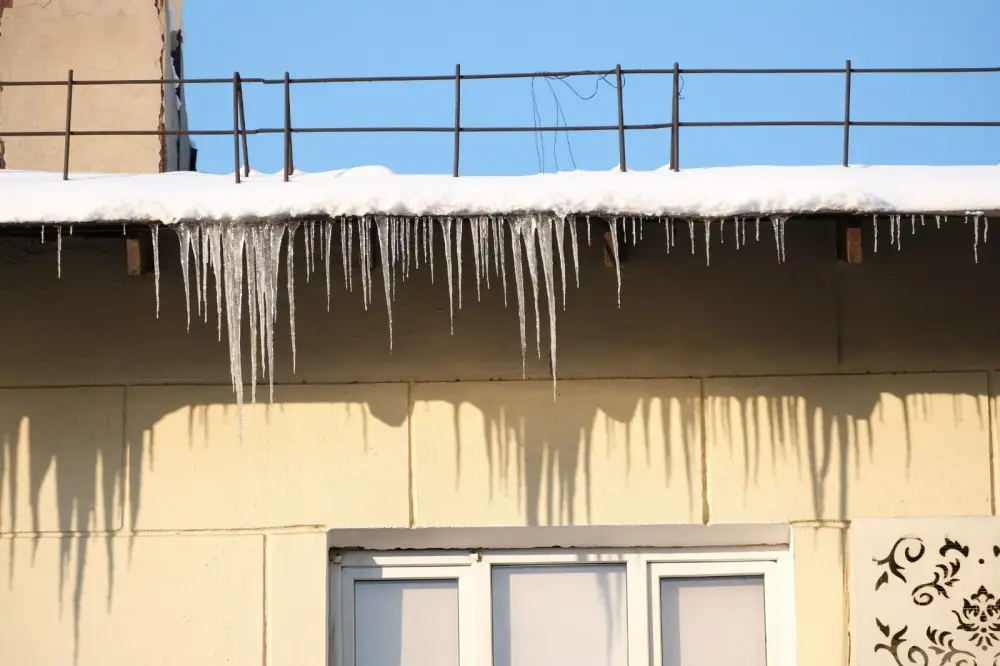 В Алматы напомнили об ответственности за уборку наледи и снега (2)