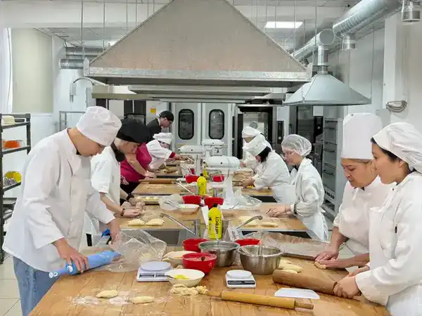 Инклюзия в действии: в Карагандинской области подростки с особыми потребностями осваивают профессию кондитера (2)