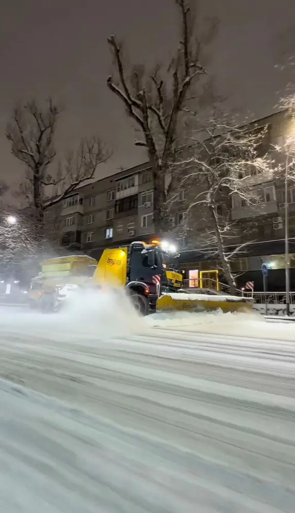 В Алматы продолжается снегопад: коммунальные службы работают без перерыва (3)