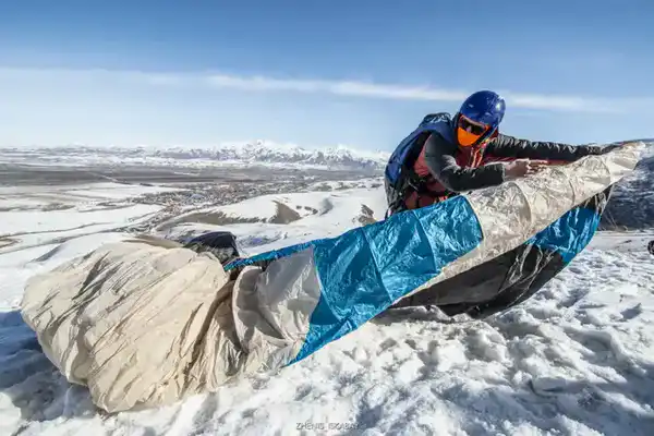 Зимнее небо Жетісу собрало парапланеристов из 6 стран (6)