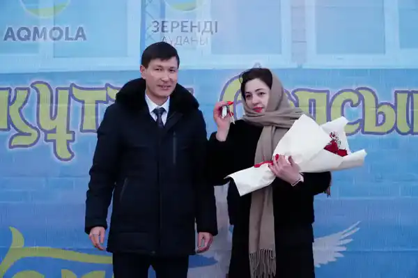 В Акмолинской области социально уязвимым категориям граждан вручены ключи от новых квартир (7)