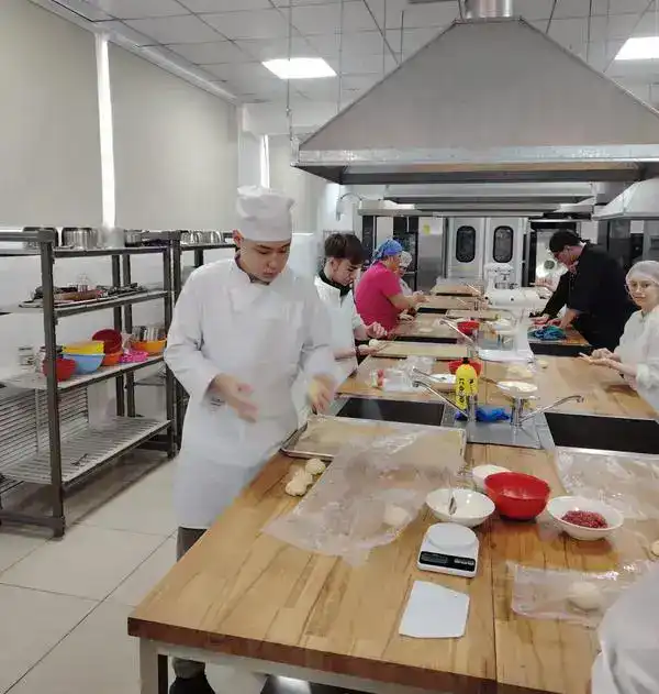 Инклюзия в действии: в Карагандинской области подростки с особыми потребностями осваивают профессию кондитера (3)
