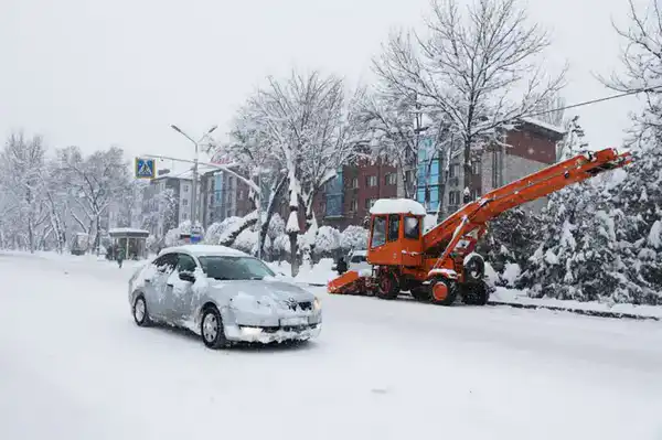 Ербол Карашукеев проинспектировал ход работ по очистке улиц Тараза от снега (5)