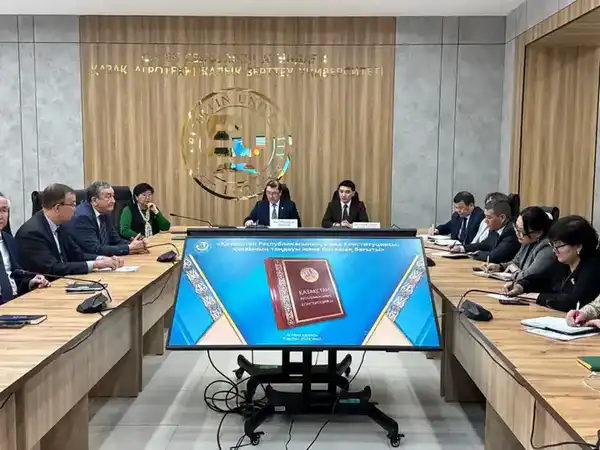 Проект новой Конституции Казахстана обсудили на встрече с сотрудниками и студентами столичного вуза (6)