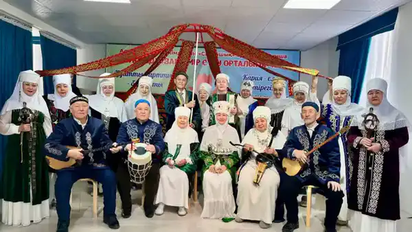 В Астане 80-летние бабушки учатся играть на национальных инструментах (5)