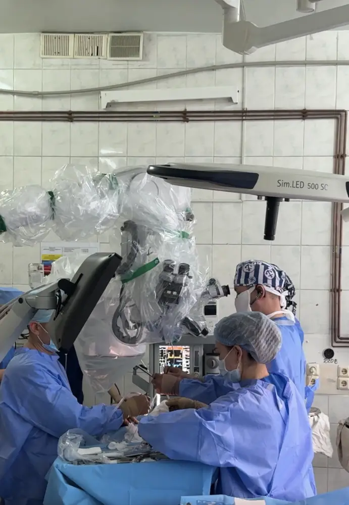 В Алматы пациенту с многолетней хронической болью провели уникальную операцию (2)