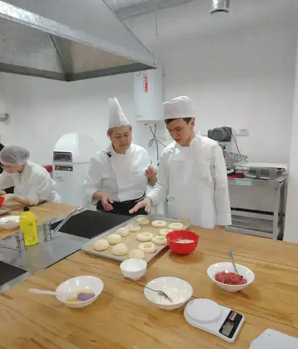 Инклюзия в действии: в Карагандинской области подростки с особыми потребностями осваивают профессию кондитера (8)