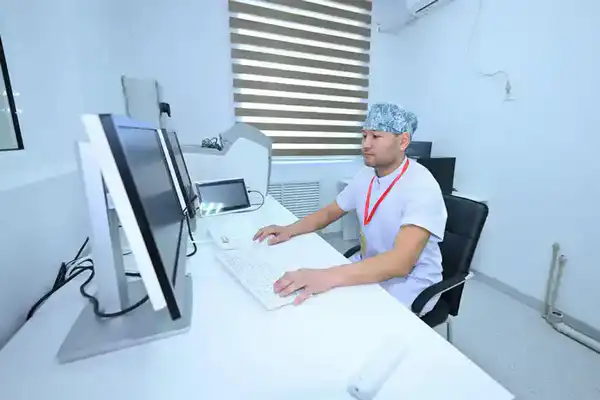 В Центральной районной больнице Аксуатского района проводится капитальный ремонт (8)