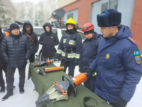 Дети учатся правилам безопасности вместе с МЧС (3)