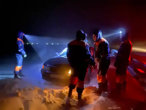 Спасатели МЧС Казахстана за прошедшие выходные из снежных заносов спасли и эвакуировали 126 человек (3)