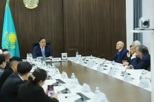 Ербол Карашукеев встретился с представителями творческой интеллигенции (6)