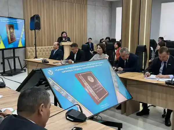 Проект новой Конституции Казахстана обсудили на встрече с сотрудниками и студентами столичного вуза (5)