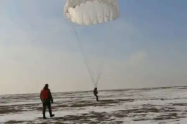 Первые прыжки выполнены: 196 солдат срочной службы десантировались с парашютом (2)