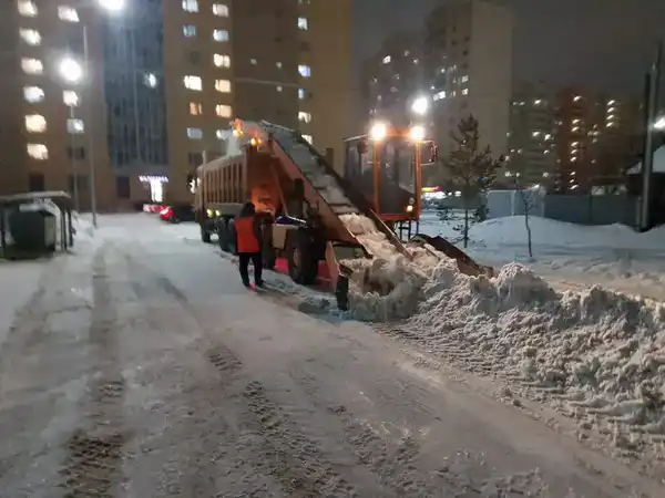 1700 единиц спецтехники вышли на уборку снега в Астане ночью (9)