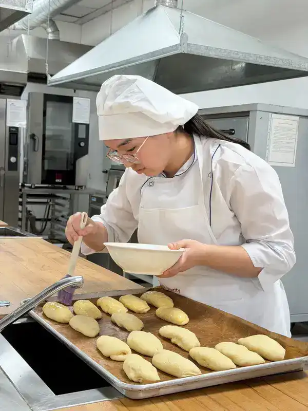 Инклюзия в действии: в Карагандинской области подростки с особыми потребностями осваивают профессию кондитера (4)