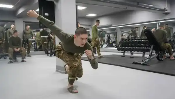 Казахстанский призер чемпионата мира по конькобежному спорту проходит срочную службу в Алматинском гарнизоне (7)