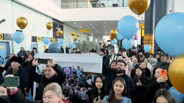 Чемпионы международного турнира Pee-Wee: молодые хоккеисты столицы вернулись домой (9)