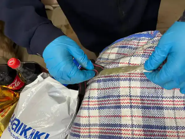 Осужденному в учреждении УИС по Кызылординской области пытались передать наркотики, спрятав их в ремне сумки (2)