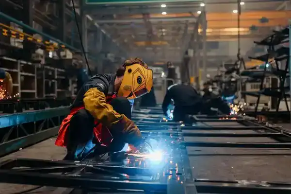 Более 70 трудовых коллективов предприятий Карагандинской области поддержали проект новой Конституции (3)