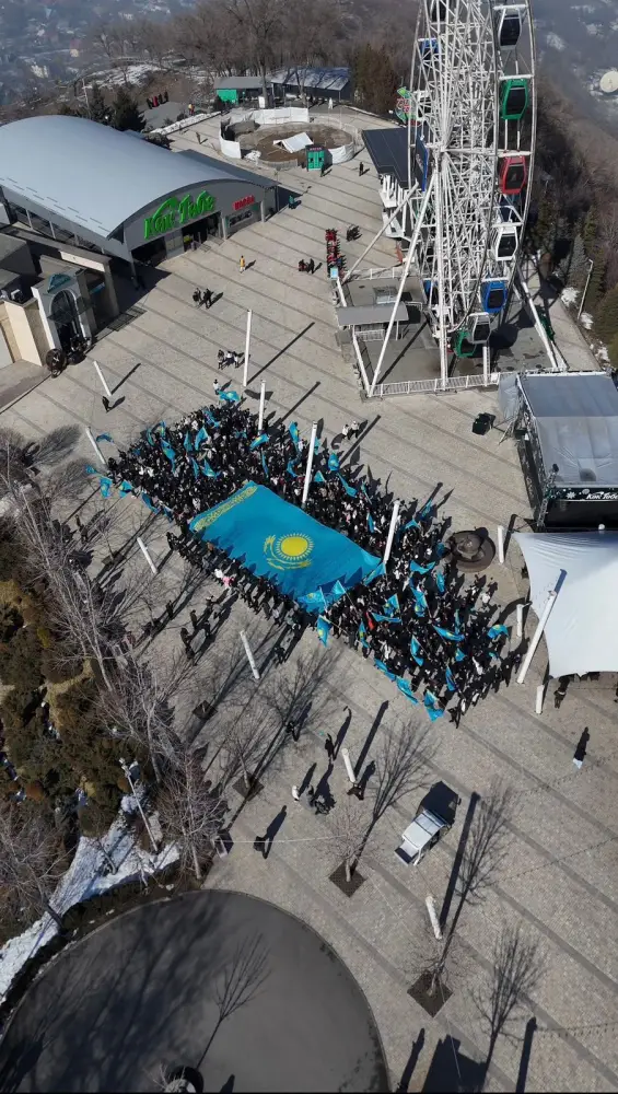 В Алматы прошел масштабный патриотический флешмоб (2)