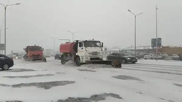 Обильный снегопад в столице: в уборке задействованы 3 тысячи человек и свыше тысячи единиц техники (3)