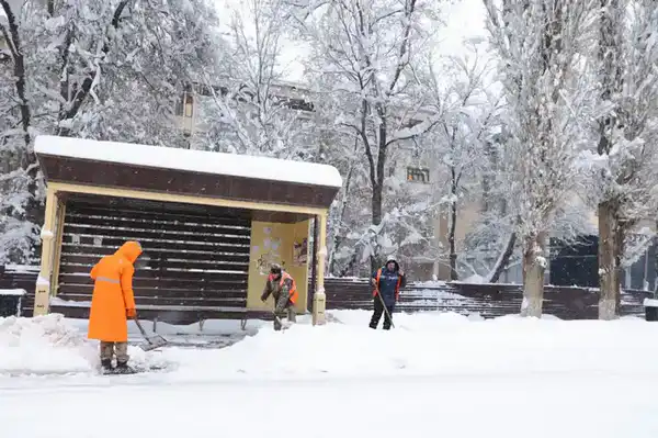 Ербол Карашукеев проинспектировал ход работ по очистке улиц Тараза от снега (2)