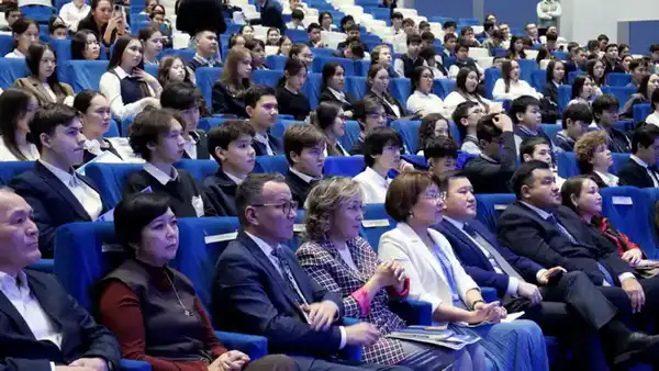 В Астане награждены победители и призеры республиканской олимпиады среди школьников (2)