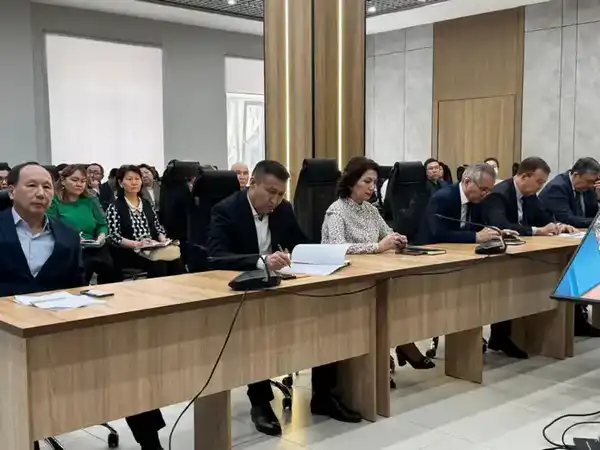 Проект новой Конституции Казахстана обсудили на встрече с сотрудниками и студентами столичного вуза (4)