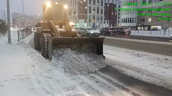 В Астане продолжается уборка снега: задействованы почти 1 300 единиц спецтехники (2)