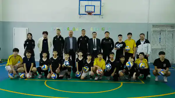 Игроки «Шахтёра» встретились со школьниками (7)