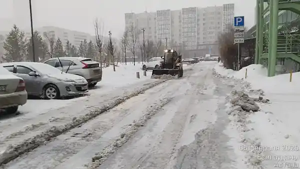 Более 3 000 дорожных рабочих и свыше 1 700 единиц спецтехники задействовано в снегоуборочных работах в Астане (2)