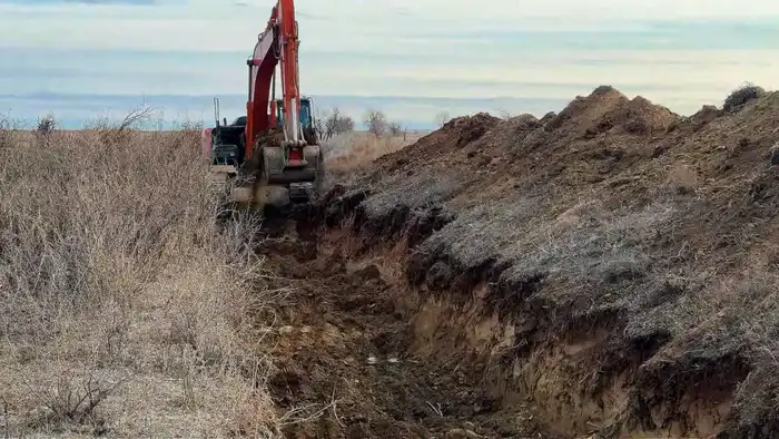 Работы по восстановлению канала для обеспечения водой домашних хозяйств Таласского района ведутся в Жамбылской области (2)